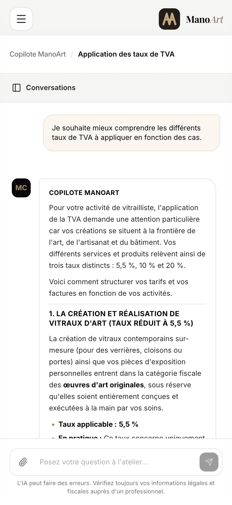 Le Copilote IA de ManoArt sur mobile : réponse détaillée à une question sur les taux de TVA applicables à une activité de vitrailliste.