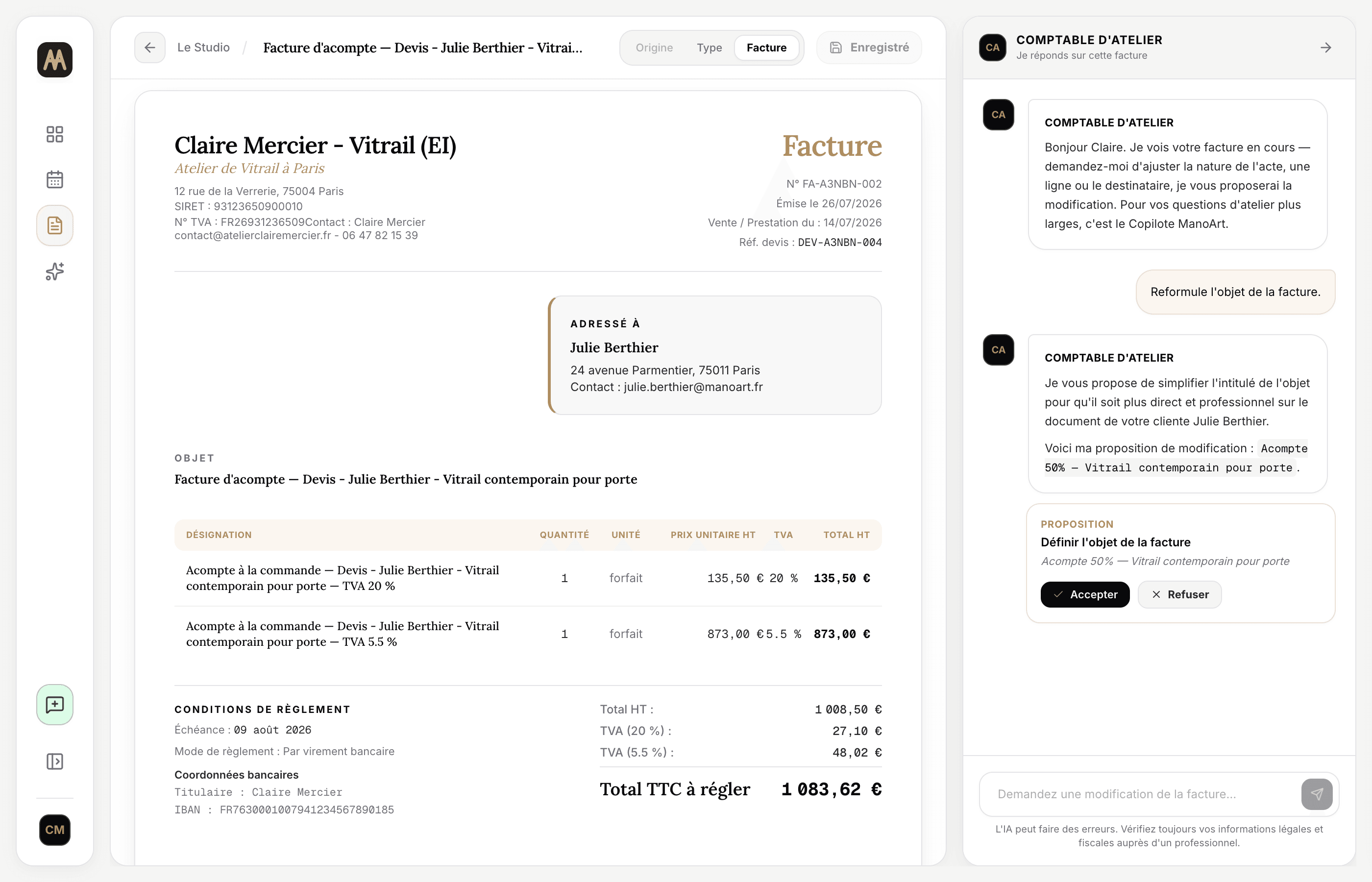 Écran du Studio Facturation de ManoArt : facture d'acompte pour un vitrail, avec l'assistant Comptable d'Atelier qui propose une reformulation de l'objet, à accepter ou refuser.